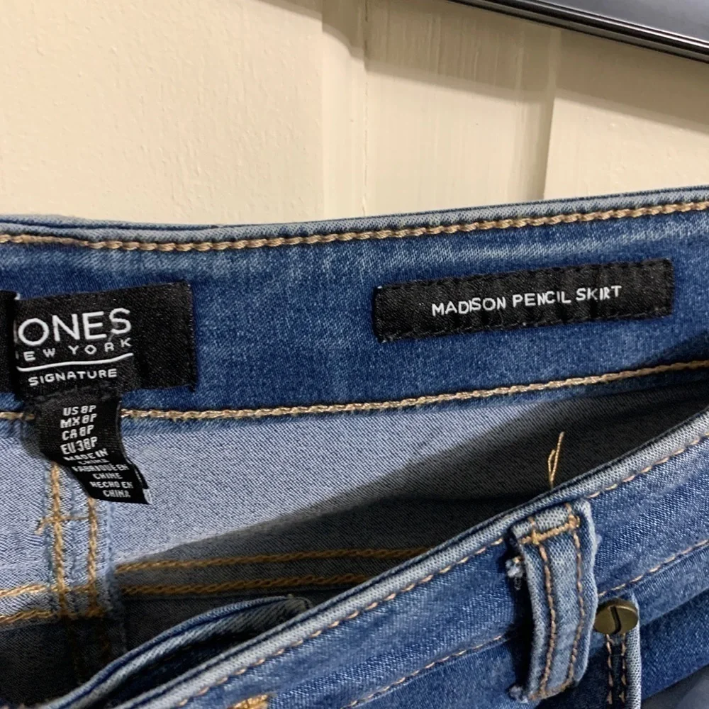 3/$28❤️❤️ Jones NY signature Madison pencil denim skirt with four pockets size8P